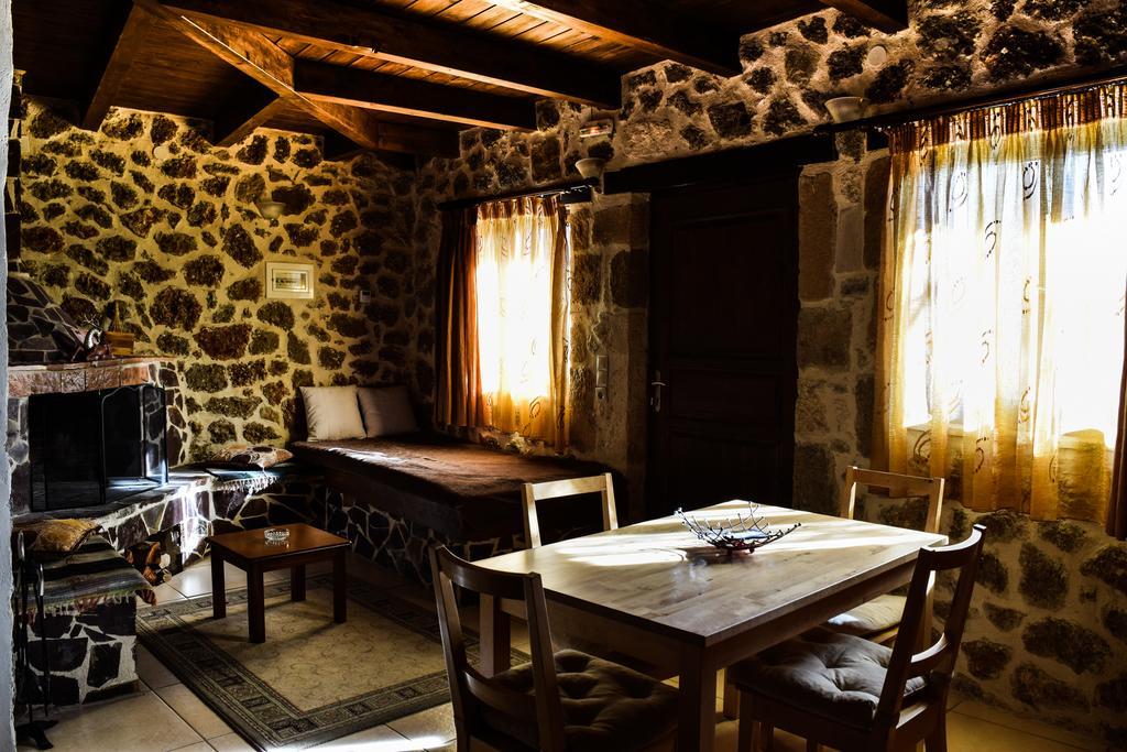 Ξενώνας Παλαιόκαστρο Κάτω Τρίκαλα Κορινθίας Δωμάτιο φωτογραφία